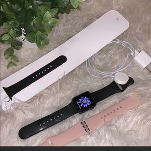 Apple Watch Series 3 + TWO EXTRA WATCH BANDS